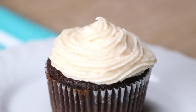 Cupcake cream cheese icing